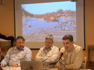 Zleva starosta Zdeněk Albl, místostarosta Pavel Pech a zástupce advokátní kanceláře