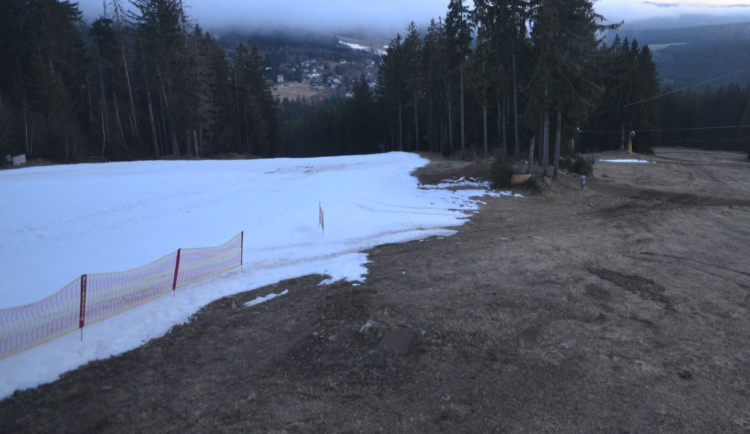 Na sjezdovce trojka - Slalomová se i přes inverzi podařilo udržet dostatečnou vrstvu sněhu