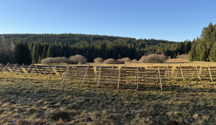Ubývá zábran proti vzniku sněhových jazyků. Problémem je nesouhlas majitelů pozemků