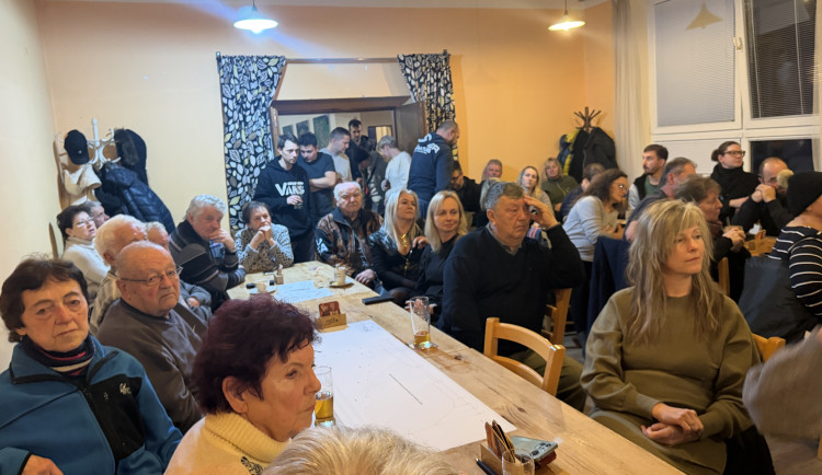 Lom měl být zatopený. Teď ho chce firma zasypat milionem tun odpadu a lidé se bouří