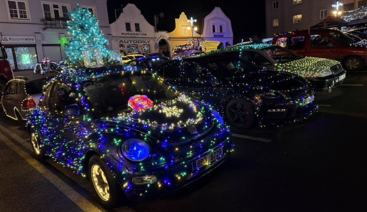 Padesát svítících aut vyrazilo na trasu. Populární vánoční jízda pomáhá nemocné Gábině