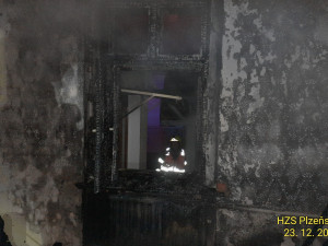 Dva lidé se zranili při nočním požáru domu. Na místě zasahoval i záchranářský vrtulník