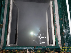 Dva lidé se zranili při nočním požáru domu. Na místě zasahoval i záchranářský vrtulník