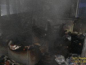 Dva lidé se zranili při nočním požáru domu. Na místě zasahoval i záchranářský vrtulník