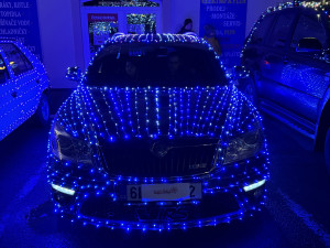 Padesát svítících aut vyrazilo na trasu. Populární vánoční jízda pomáhá nemocné Gábině