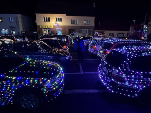 Padesát svítících aut vyrazilo na trasu. Populární vánoční jízda pomáhá nemocné Gábině