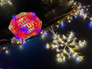 Padesát svítících aut vyrazilo na trasu. Populární vánoční jízda pomáhá nemocné Gábině