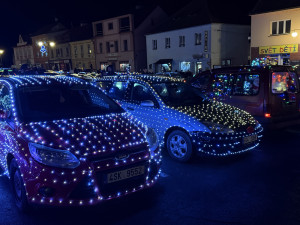 Padesát svítících aut vyrazilo na trasu. Populární vánoční jízda pomáhá nemocné Gábině