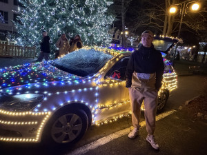 Padesát svítících aut vyrazilo na trasu. Populární vánoční jízda pomáhá nemocné Gábině