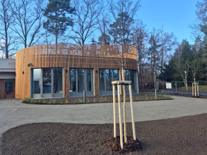 U Košuteckého jezírka stojí nový dům pro dětskou skupinu za 38,5 milionů