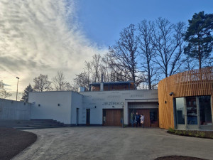 U Košuteckého jezírka stojí nový dům pro dětskou skupinu za 38,5 milionů