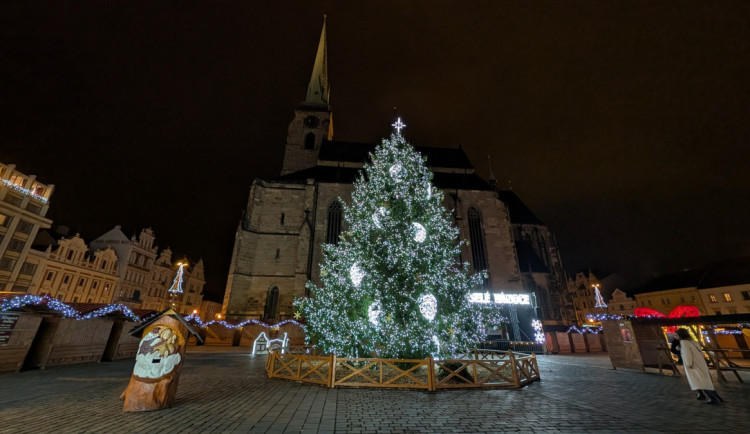 Vánoční strom na náměstí Republiky v Plzni