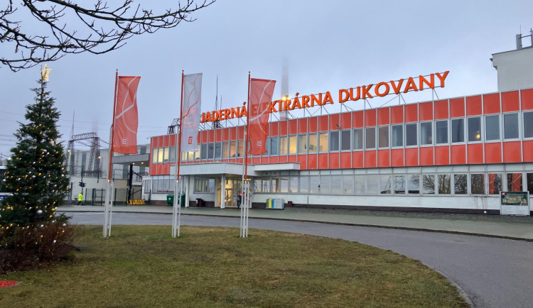 Štědrý den tráví zaměstnanci elektrárny v práci. K obědu mají salát a kapra