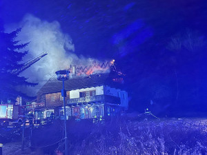 Plameny zasáhly sklárnu známou ze seriálu Policie Modrava, škody jsou v řádech milionů