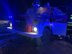 Plameny zasáhly sklárnu známou ze seriálu Policie Modrava, škody jsou v řádech milionů