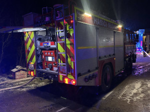 Plameny zasáhly sklárnu známou ze seriálu Policie Modrava, škody jsou v řádech milionů