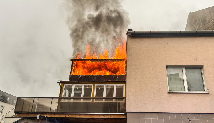 Rodina se třemi dětmi z Prostějova přišla před Vánocemi o bydlení, desítky lidí slíbily pomoc