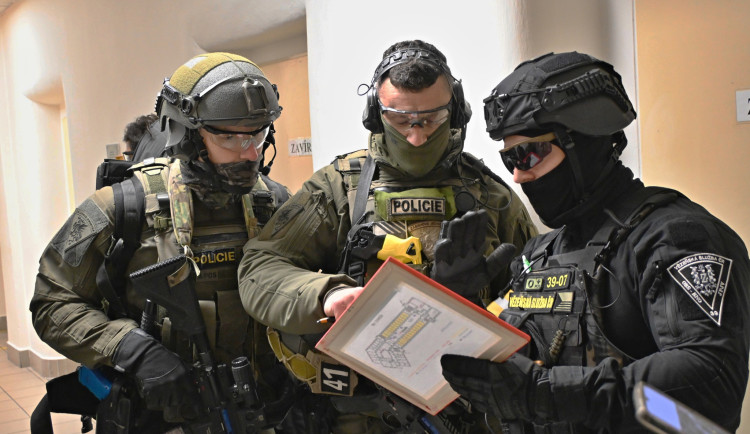 Od nouzového přistání po vzpouru ve věznici. Jihomoravští záchranáři celý rok cvičili zásahy