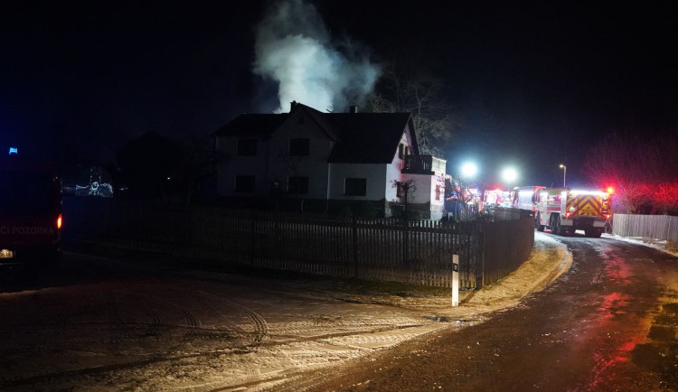 Požár přístavku v Bernově zaměstnal pět jednotek hasičů, škoda jde do milionů