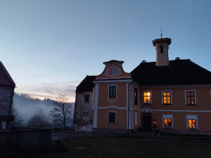 Vánočně nazdobeným zámkem provede návštěvníky jeho majitelka. Nabídne kávu a cukroví u krbu