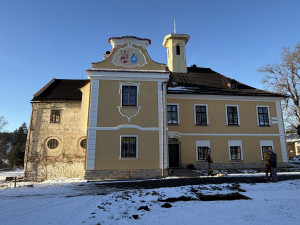 Vánočně nazdobeným zámkem provede návštěvníky jeho majitelka. Nabídne kávu a cukroví u krbu