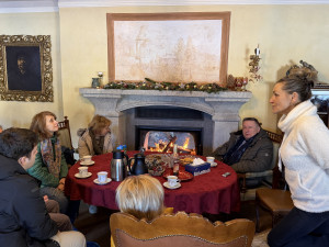 Vánočně nazdobeným zámkem provede návštěvníky jeho majitelka. Nabídne kávu a cukroví u krbu