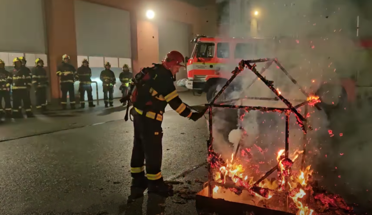 Symbolický požár na rozloučenou. Úspěšný velitel tachovských hasičů odešel do civilu