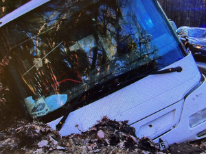 Zdrogovaný a opilý muž havaroval s ukradeným autobusem, při nehodě se zranil