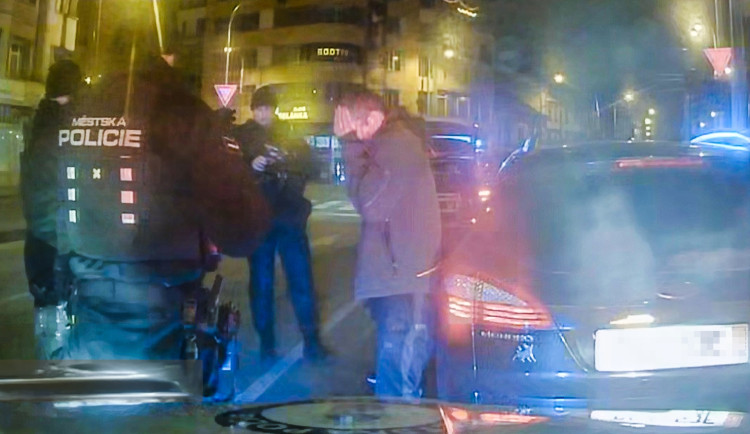 Tři promile, neplatné značky a honička s policií. Řidiče zastavili až zablokováním auta