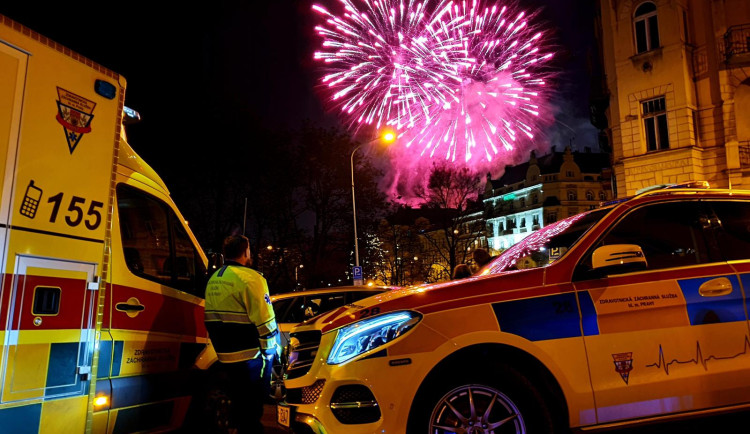 Záchranářům začíná nejnáročnější den v roce, připraveni jsou i hasiči a policisté s dlouhými zbraněmi