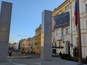 Reklamní plachty jsou také v těsném sousedství pomníku Díky, Ameriko!, kde se každoročně konají pietní akty s řadou zahraničních hostů.