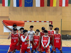 Z tropického Bali rovnou do mrazu. Mladí basketbalisté u nás poprvé viděli sníh