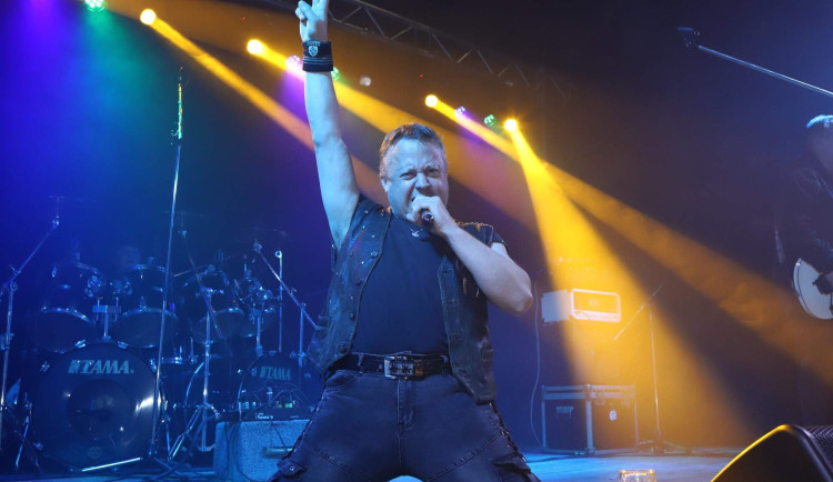 Těžká rána pro rockovou scénu, oblíbený zpěvák náhle zemřel po odehraném koncertu