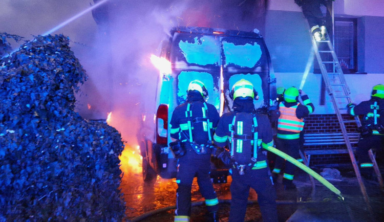 Likvidaci požáru dodávky a domu likvidoval led na silnici. Od komínu vzplál jinde další dům
