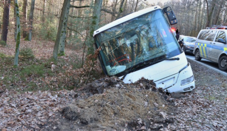 Zdrogovaný muž se řítil městem v ukradeném autobusu. Poničil auta a potom havaroval