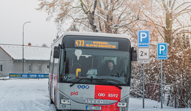 Sníh komplikuje dopravu ve Středočeském kraji, některé úseky autobusy vynechávají
