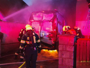 Požár dodávky u domu v Tlučné