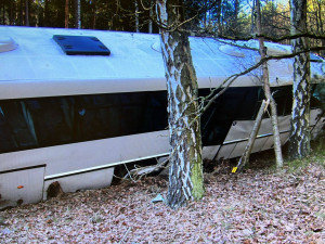 Zdrogovaný muž se řítil městem v ukradeném autobusu. Poničil auta a potom havaroval