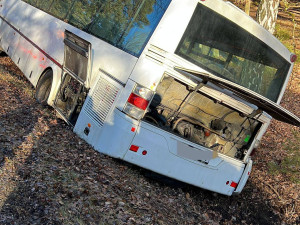 Zdrogovaný muž se řítil městem v ukradeném autobusu. Poničil auta a potom havaroval