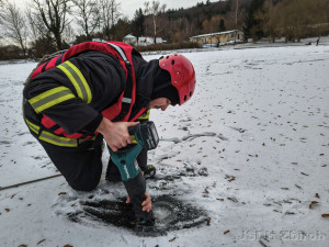 Znepokojivé měření hasičů. Led na rybnících je stále tenký, bruslení je nebezpečné