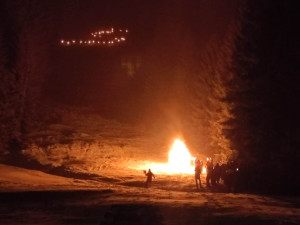 Jeden odvážlivec zdolal legendární jízdu s pochodněmi na lyžích i bez sněhu, ostatní běželi