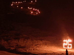 Jeden odvážlivec zdolal legendární jízdu s pochodněmi na lyžích i bez sněhu, ostatní běželi