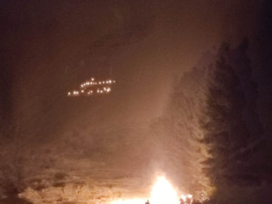 Jeden odvážlivec zdolal legendární jízdu s pochodněmi na lyžích i bez sněhu, ostatní běželi