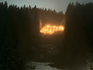 Jeden odvážlivec zdolal legendární jízdu s pochodněmi na lyžích i bez sněhu, ostatní běželi