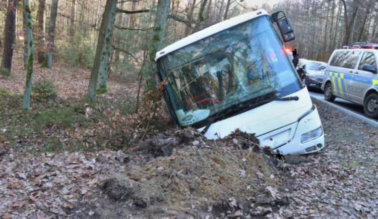 Zdrogovaný muž se řítil městem v ukradeném autobusu. Poničil auta a potom havaroval