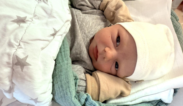 Prvním miminkem roku 2026 v Česku je Matyáš. Narodil se sedm minut po půlnoci v Plzni