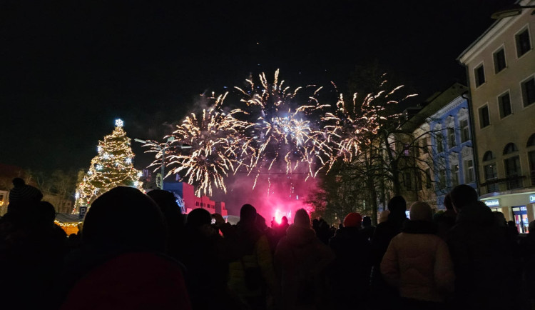 VIDEO: Nový rok na náměstí v Jihlavě. Stovky lidí sledovaly tišší ohňostroj