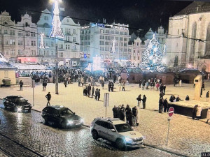 I přes zákaz to v ulicích bouchalo jako u Bachmutu. Strážníci řešili 169 událostí