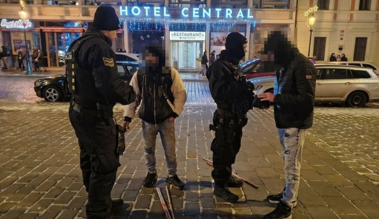 I přes zákaz to v ulicích bouchalo jako u Bachmutu. Strážníci řešili 169 událostí