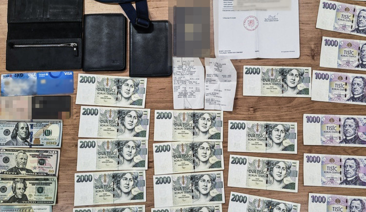 U pokladen zůstala ležet modrá ledvinka. Ukrývala obnos, jehož výše šokovala